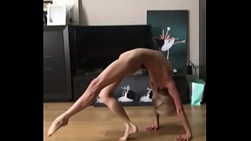 Молодая гимнастка