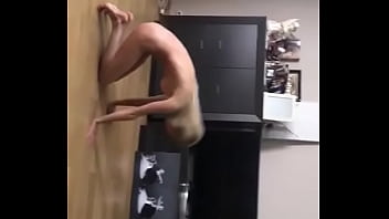 Молодая гимнастка