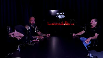 Levou uma surra de bunda da morena mas pediu arrego então pediu pro apresentador que a deixou de peitos de fora carlos urach watch sheer red