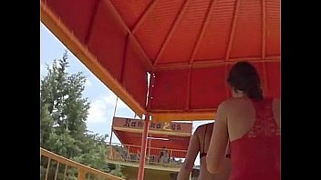 Gostosa andando de bikini apertado