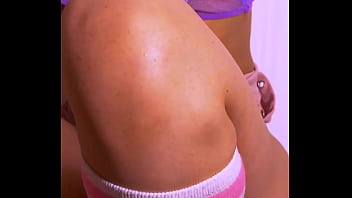 Se escapa de la escuela y me invita a follar pero me pide que pague el motel