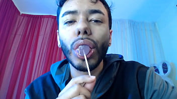 I come home from exercising and i take advantage of the fact that i'm alone to masturbate very delicious