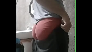 Se va mi mujer y me saco el culito