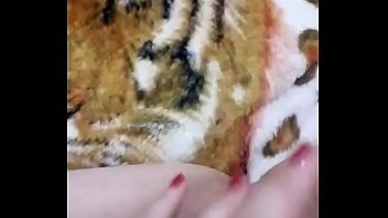 Amiga tocando siririca