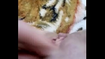 Amiga tocando siririca