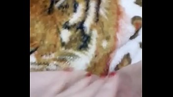 Amiga tocando siririca