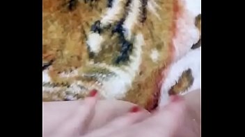 Amiga tocando siririca