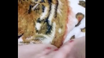 Amiga tocando siririca