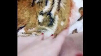 Amiga tocando siririca