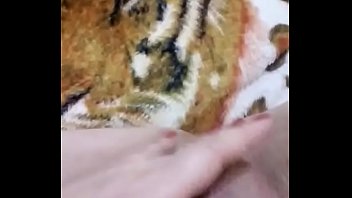 Amiga tocando siririca