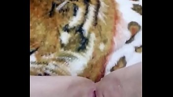 Amiga tocando siririca