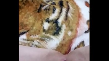 Amiga tocando siririca