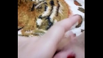 Amiga tocando siririca