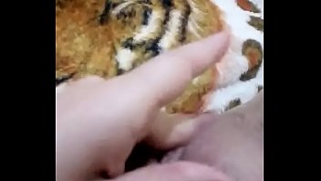 Amiga tocando siririca