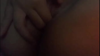 Novinha brasileira batendo siririca