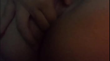 Novinha brasileira batendo siririca