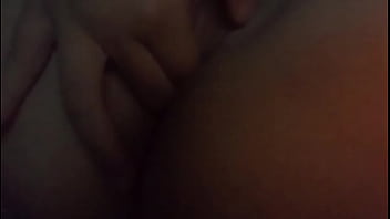 Novinha brasileira batendo siririca