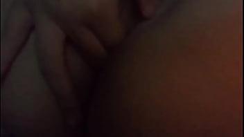 Novinha brasileira batendo siririca