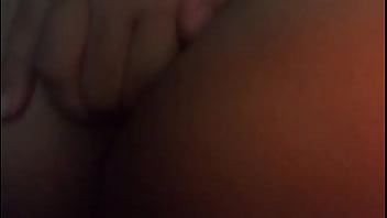 Novinha brasileira batendo siririca