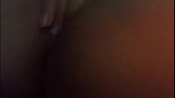 Novinha brasileira batendo siririca