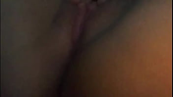 Novinha brasileira batendo siririca