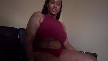 Sexy thick video vixen goes live with ass shaking