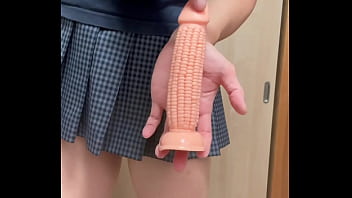 妄装 制服女子のアナルにきのこ、とうもろこしコーンをぶち込む パイパンリボン