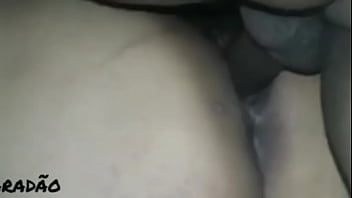 Enchendo a xoxota da puta de porra