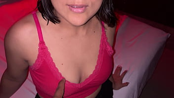 Padrastro me da duro por ver porno "no le digas a mama porque te va peor"