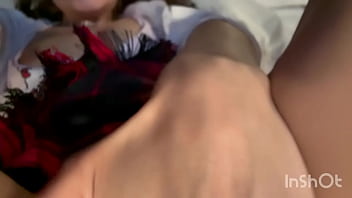 Rica colegiala se masturba rico en la habitacion de su profe