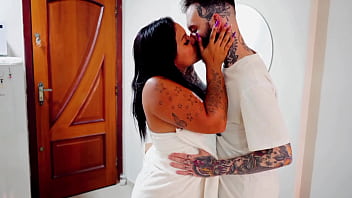 Pagou o aluguel com a buceta estava sem dinheiro e pagou o aluguel dando a buceta para o dono