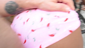 Minha entheada me chamou no sofa estava de pau duro ela me chamo atras da casa