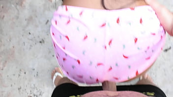 Minha entheada me chamou no sofa estava de pau duro ela me chamo atras da casa