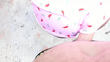 Minha entheada me chamou no sofa estava de pau duro ela me chamo atras da casa