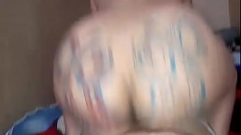 Le saco la leche a mi hermanastro en su cuarto