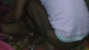 सोई हुई भाभी को उठाकर चोदा