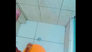En la ducha bañando al