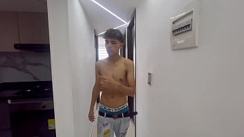 No hermanastro no me quites la camisa porque no tengo nada debajo de ella