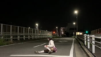 女装まゆの深夜全裸露出で大股開き thumbnail