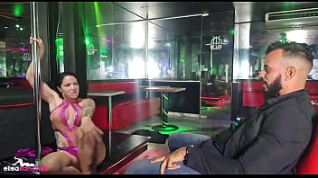 Só tinha uma unica pessoa na casa onde eu estava dançando e eu nunca esperei que ela fosse me foder tão gostoso