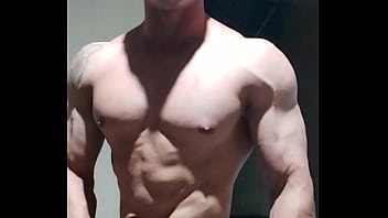 Homem forte sarado dotado se escreva em meu canal