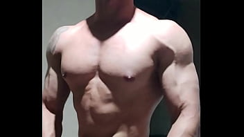 Homem forte sarado dotado se escreva em meu canal