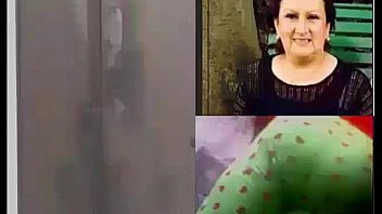 Espiando a una gordita tamando un baño