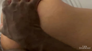 Sexo caseiro com o negão termina em gozada nos peitos da milf gostosa – fabi drumond
