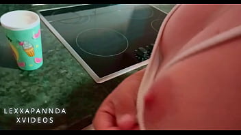 Me sorprenden en la cocina y me dan polla