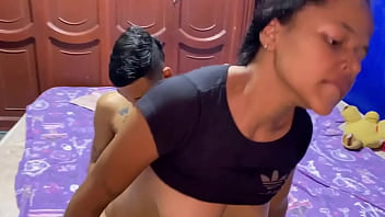 Llega mi amigo de visita a la casa y no pierde el tipo y se mete a mi pieza y me dar una buena follada