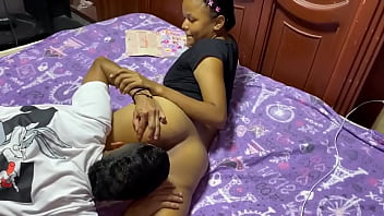 Llega mi amigo de visita a la casa y no pierde el tipo y se mete a mi pieza y me dar una buena follada