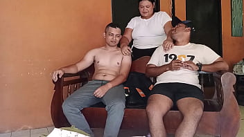 Soy una profesora muy cachonda y me gusta que mis dos alumnos preferidos me den una buena cogida para que pueda pasar de grado