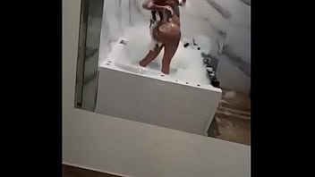 Latina cachonda se graba tomando una ducha