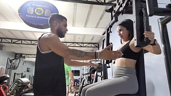 Personal da academia oferece ajuda a aluna e ele vai a sua casa lhe dar uma aula particular